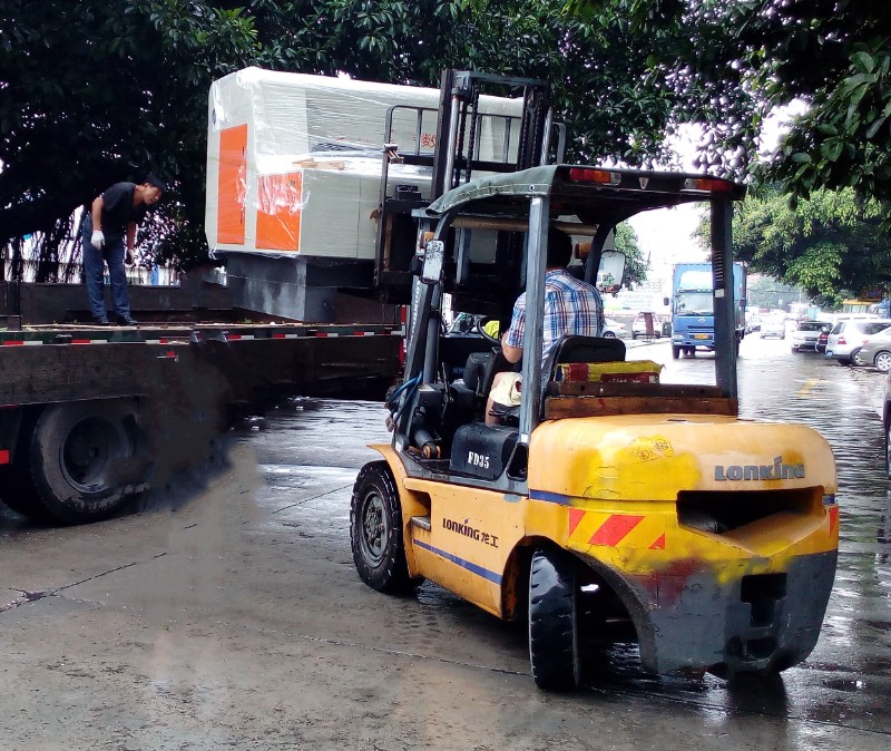 罗湖老小区搬家，有个大钢琴和保险箱，能用叉车吗？